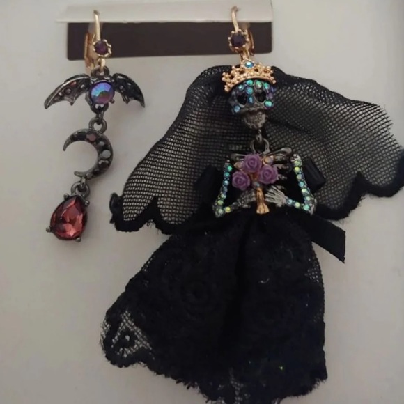 New Betsey Johnson Skeleton Bride Mismatch Earrings - Picture 11 of 12